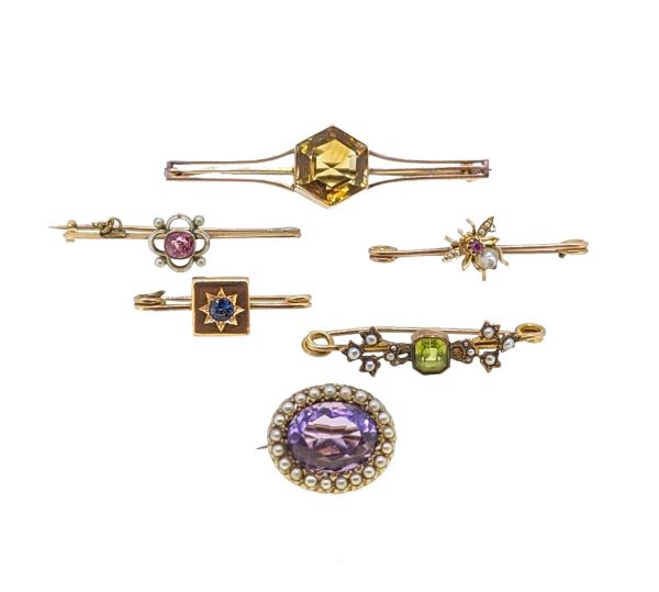 A collection of gemset brooches from Cheffins online jewellery sale (Lot 61)